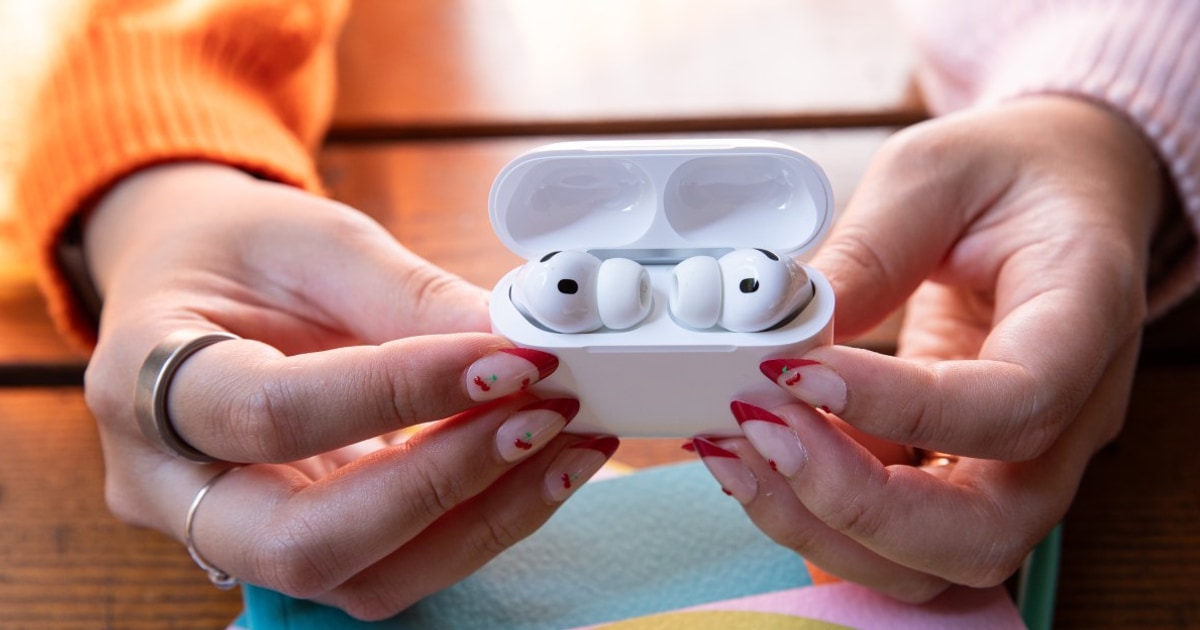 AirPods с AI камери: Apple иска слушалките да виждат света около теб